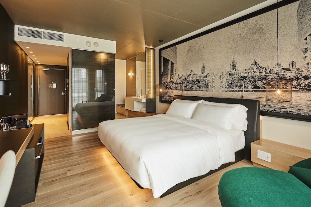 Signature Room, 1 King Bed, City View