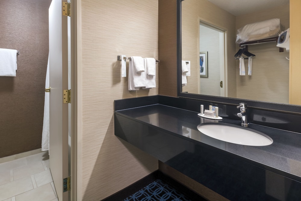 Room, 2 Queen Beds (Mobility/Hearing Access, Roll-in Shwr) - Photo 4