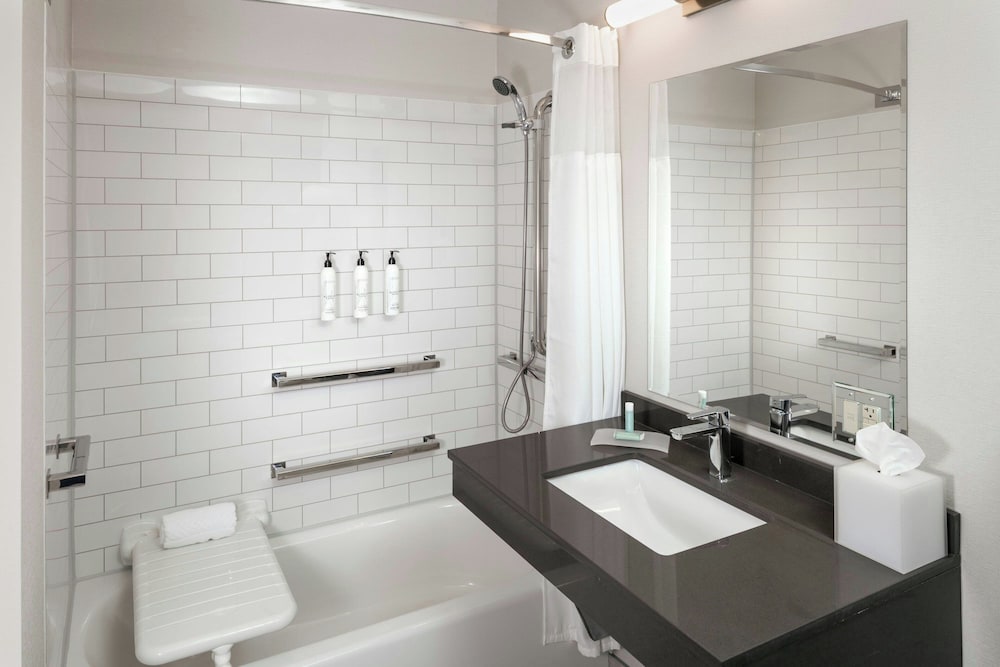 Room, 1 King Bed (Mobility/Hearing Accessible, Tub) photo 3