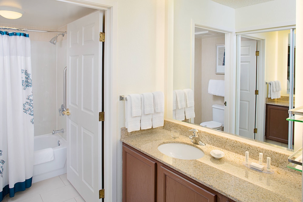 Suite, 2 Bedrooms - Photo 3