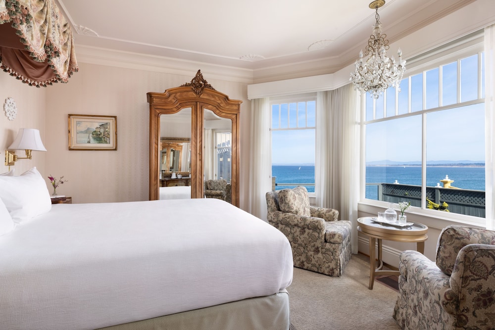 Deluxe Room, 1 King Bed, Partial Ocean View