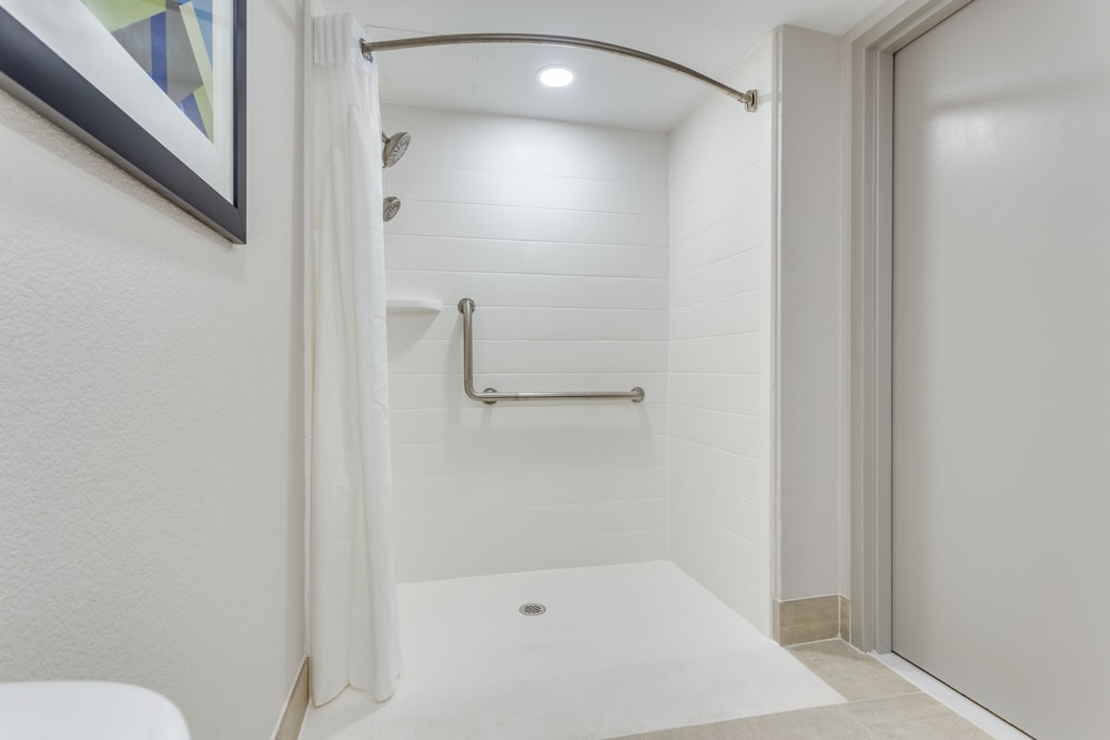 Room, 1 Queen Bed, Accessible (Communications Accessible) - Photo 6