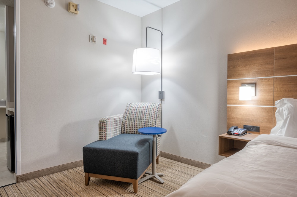 Standard Room, 1 Queen Bed, Accessible (Mobility)