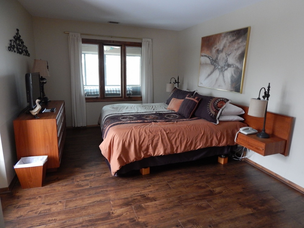 Romantic Condo, 1 King Bed, Partial Lake View photo 1