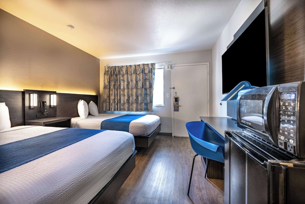 Deluxe Room, 2 Double Beds, Non Smoking, Refrigerator & Microwave photo 3