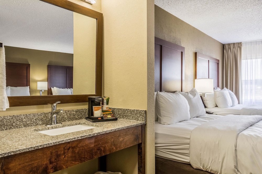 Standard Room, 1 King Bed, Non Smoking - Photo 1