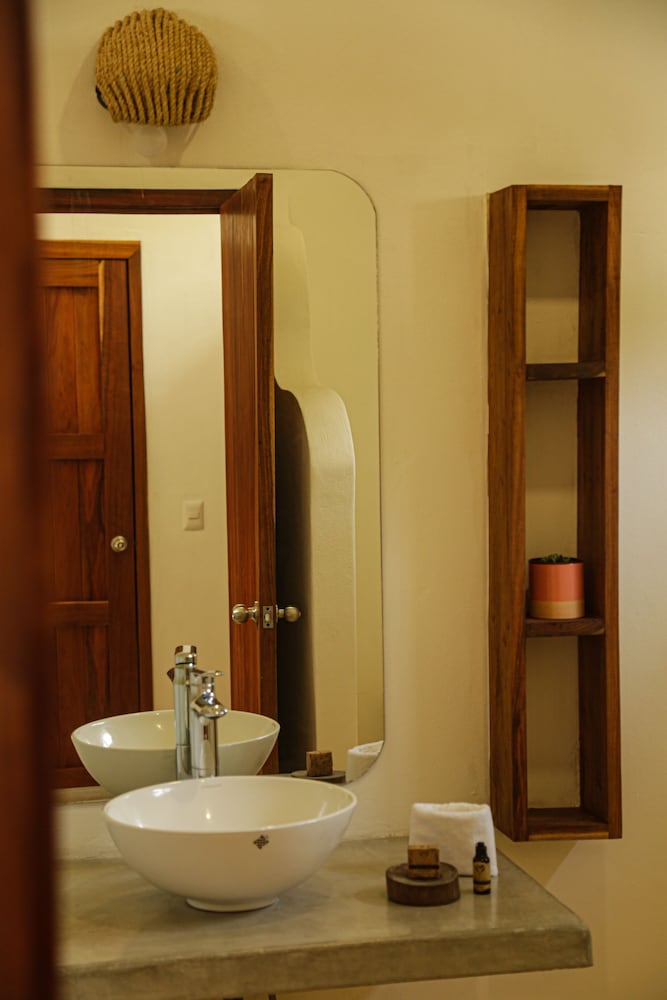 Deluxe Room, 1 Queen Bed, Private Bathroom - Photo 15