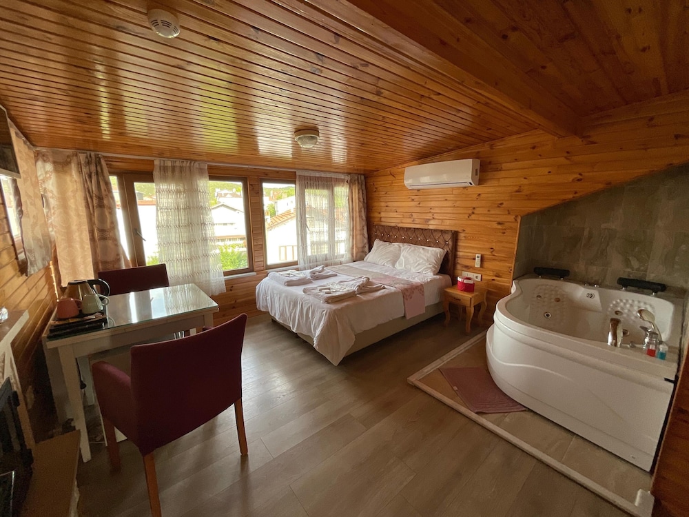 Romantic Triple Room, Private Bathroom, City View photo 2