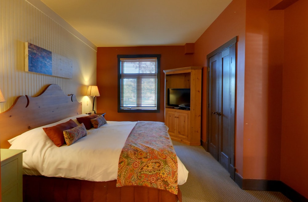 1 BEDROOM 1 KING SUITE GROUND FLR photo 2