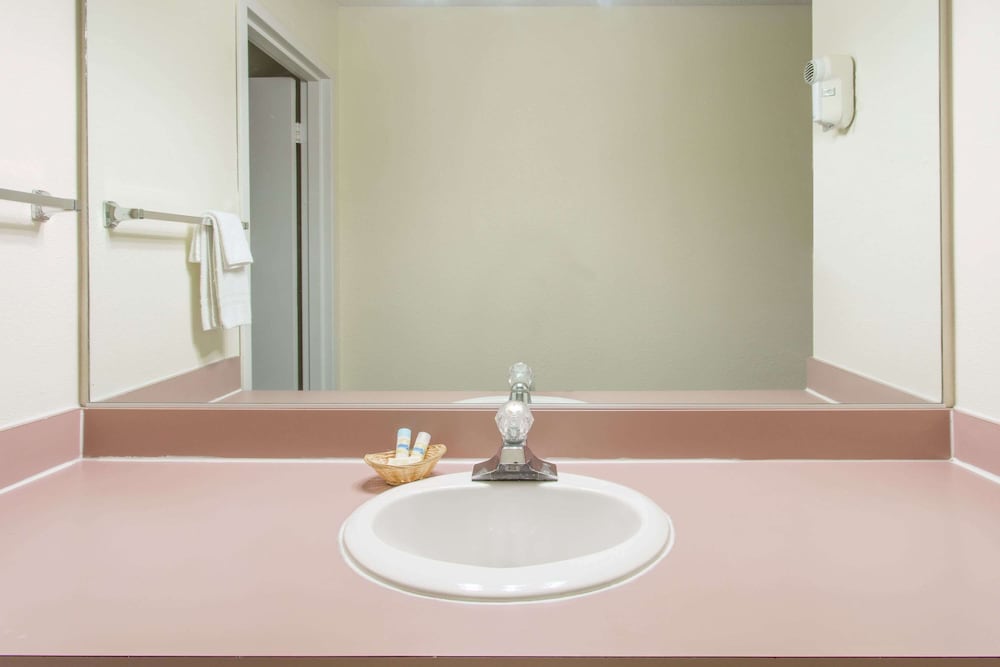 Suite, 1 King Bed, Kitchenette - Photo 6