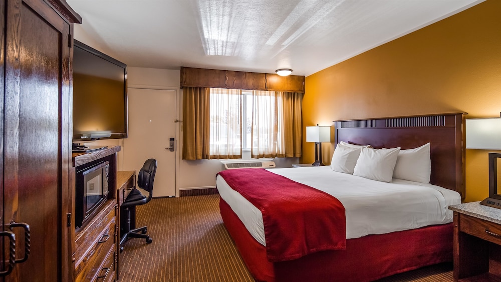 Standard Room, 1 King Bed, Non Smoking, Refrigerator & Microwave photo 1