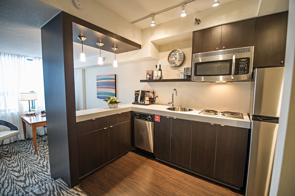 Deluxe One Bedroom Suite, Full Kitchen - Photo 1