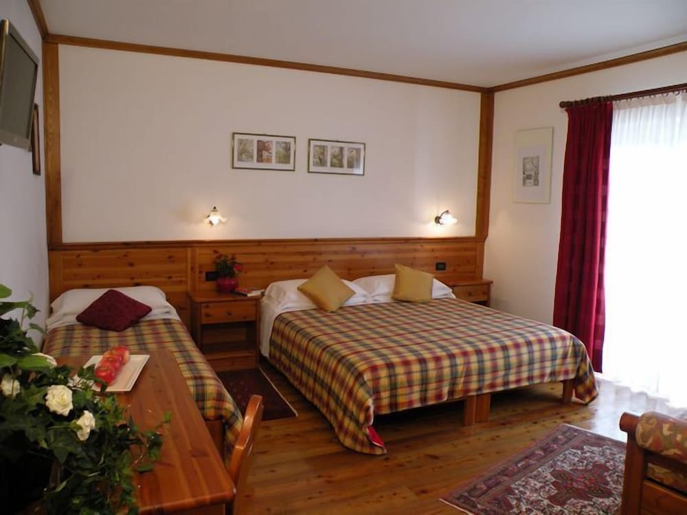 Triple Room, Multiple Beds, Non Smoking photo 1