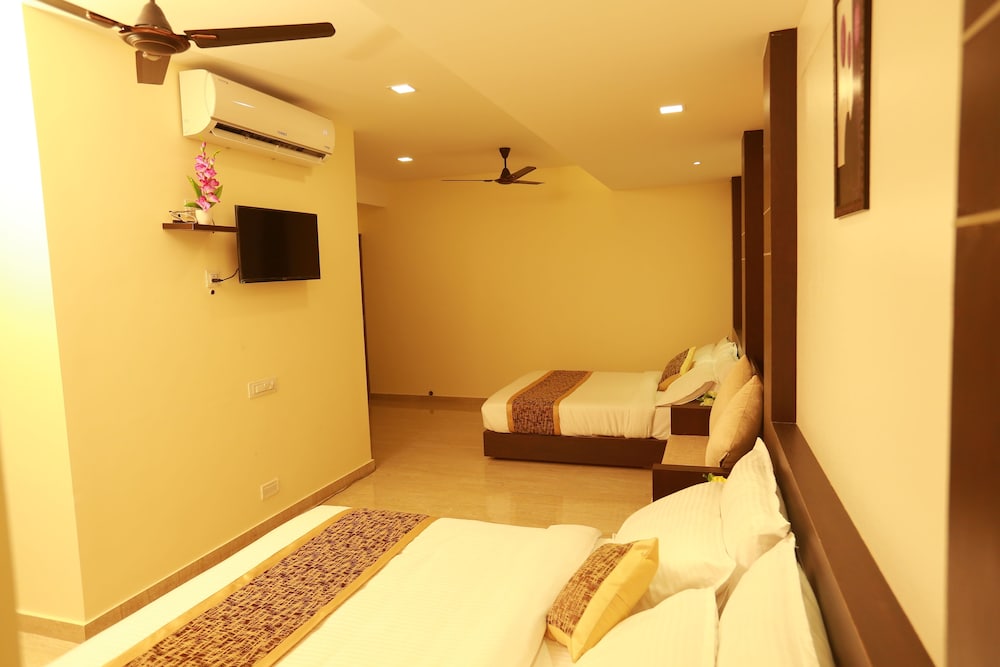 Family Suite, 2 Queen Beds, Accessible, City View photo 2