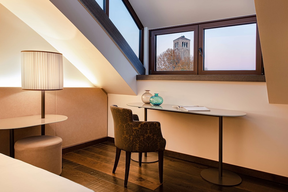 Premium Room, 1 King Bed thumbnail 5