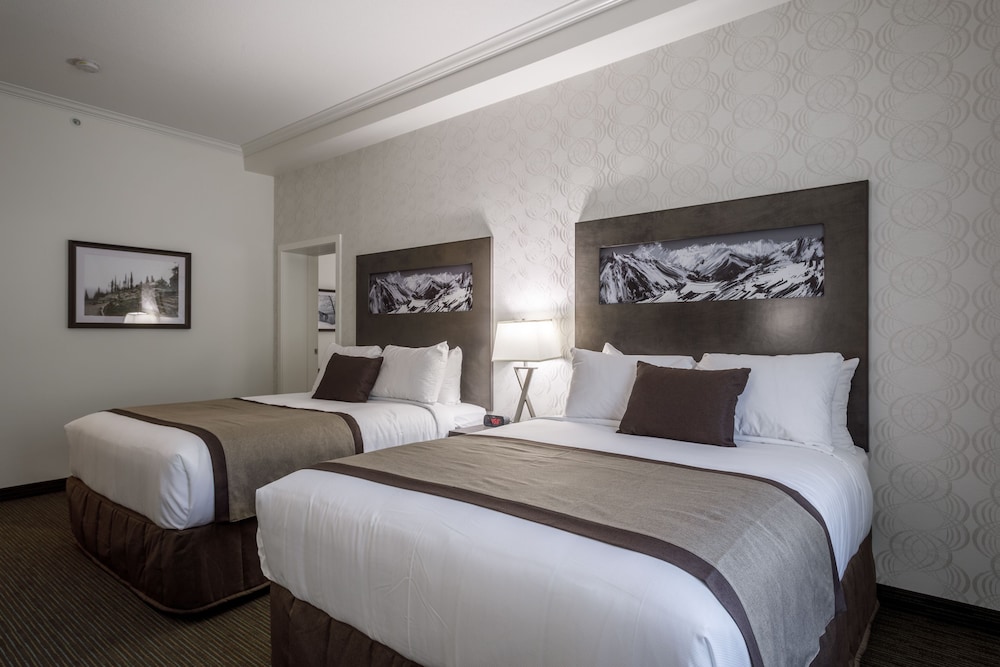 Suite, 2 Bedrooms, Non Smoking, Refrigerator & Microwave (1 King and 2 Queen) photo 1