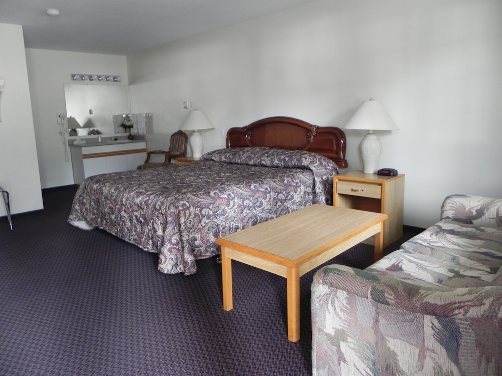 Standard Room One King Bed (No Pets) photo 1