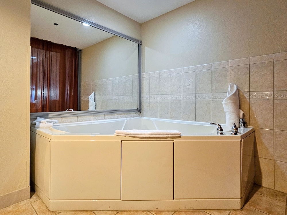 Suite, 1 King Bed (Additional Living and Dining Area) - Photo 6