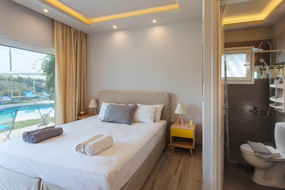 Junior Studio Suite, 1 King Bed, Pool View (Adults Only) photo 3