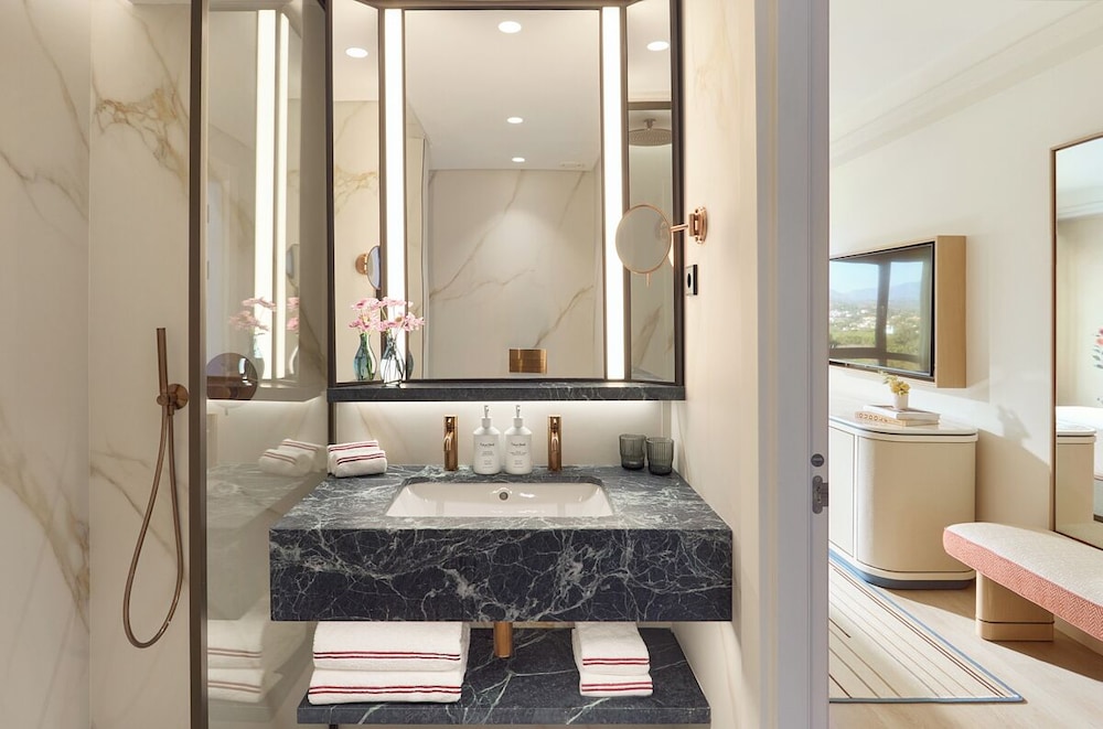 Comfort Room (2 Adults + 1 Child) thumbnail 5