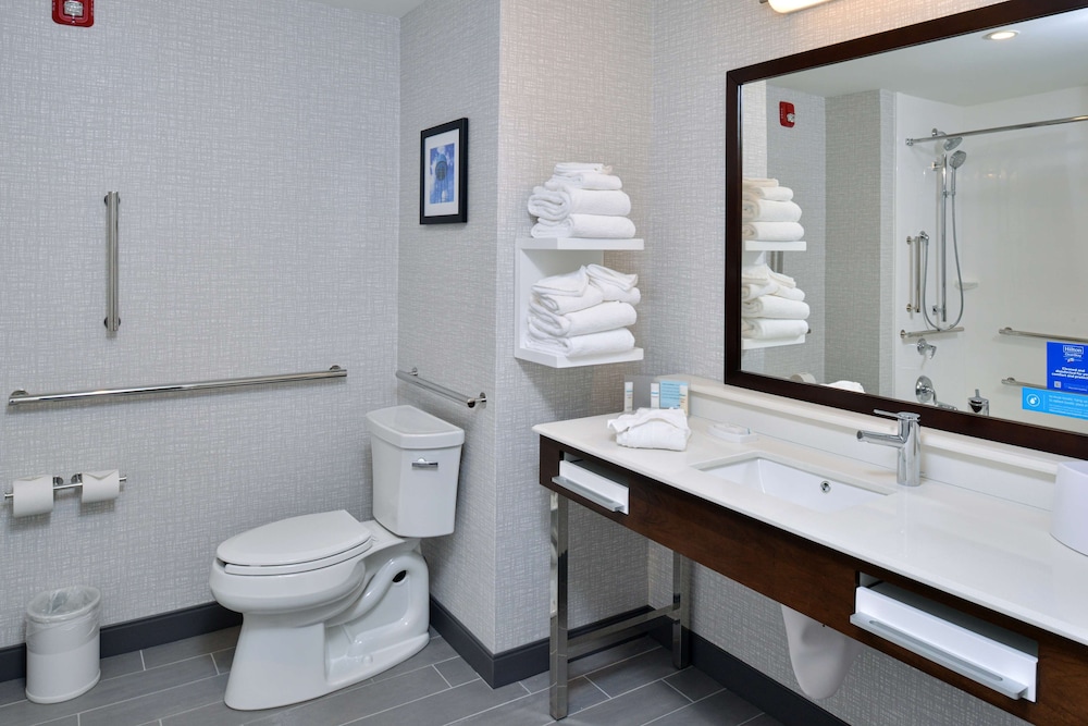 Room, 1 King Bed, Accessible, Bathtub - Photo 4