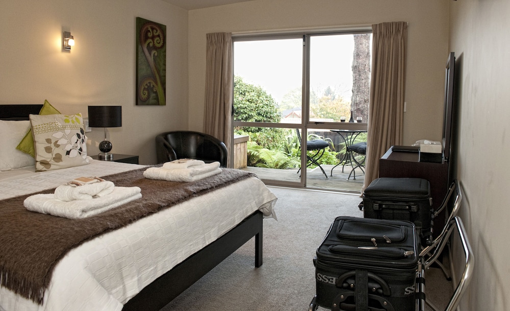 Standard Room, 1 Queen Bed, Balcony photo 2