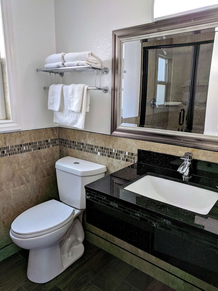 Room, 2 Queen Beds, Non Smoking - Photo 6