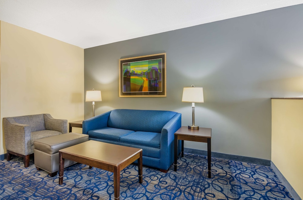 Suite, 1 King Bed, Non Smoking, Refrigerator & Microwave (Oversized Room) - Photo 1