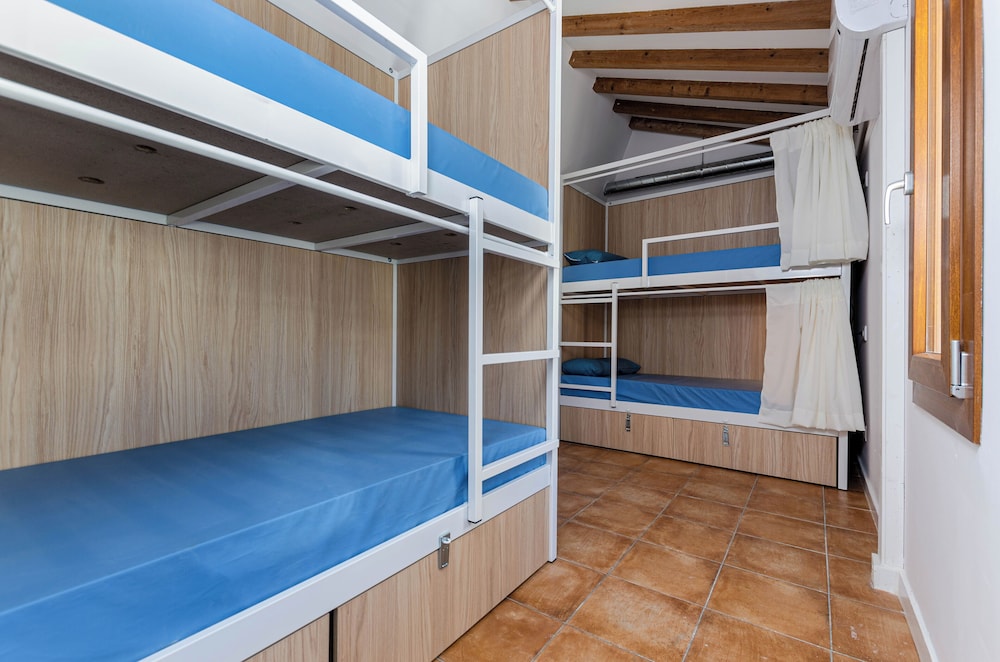 Dormitorio Compartido de la Ciudad, Baño Compartido (1 cama en un dormitorio de 4 camas)