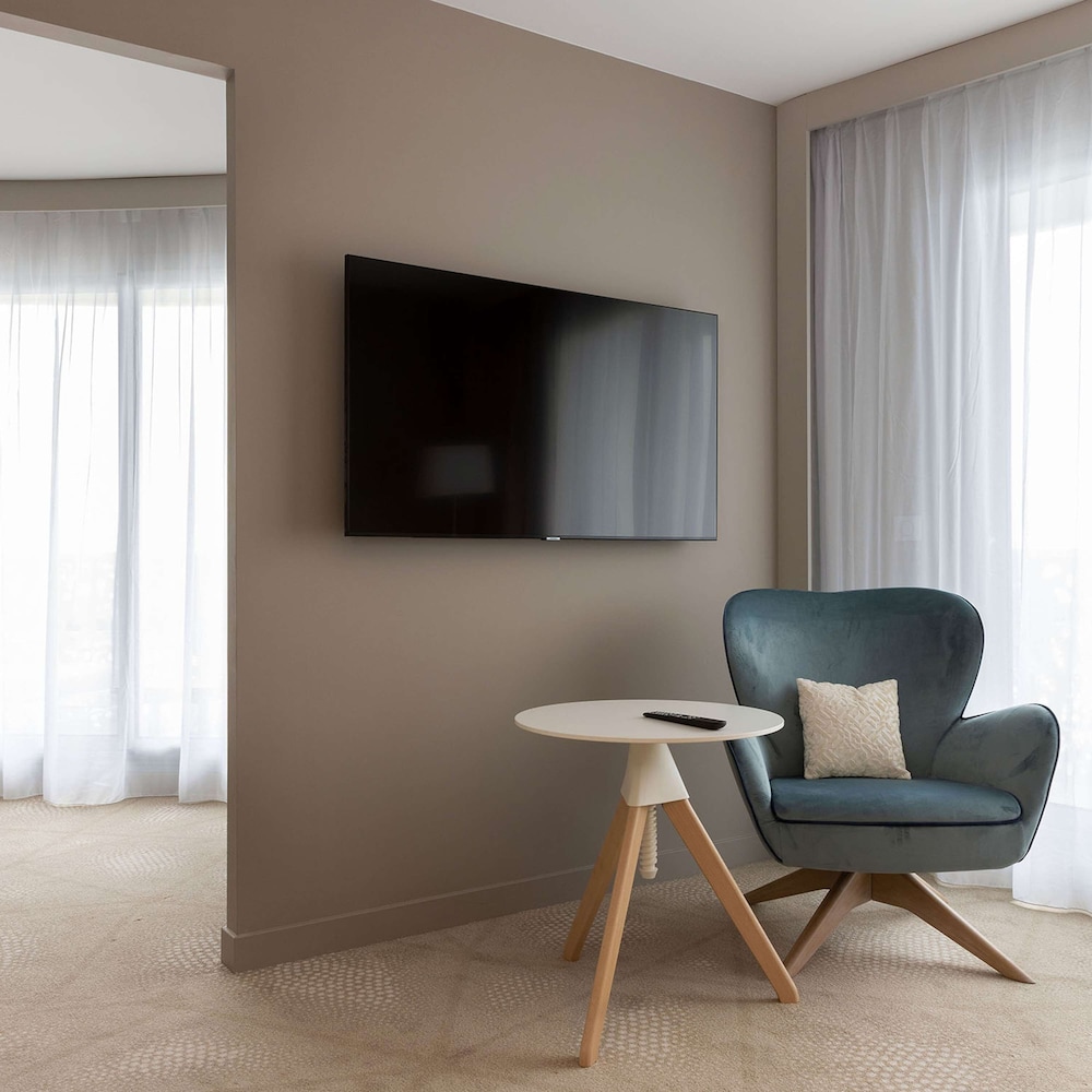 Suite, 1 Bedroom - Photo 7