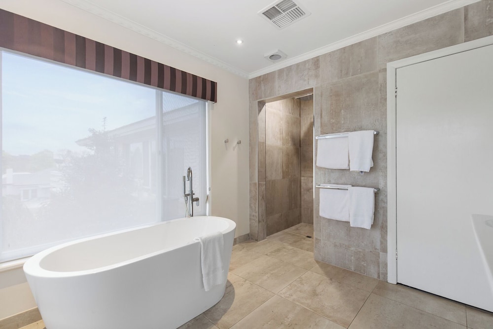 Four-Bedroom House- 9 Fairlie Street photo 2