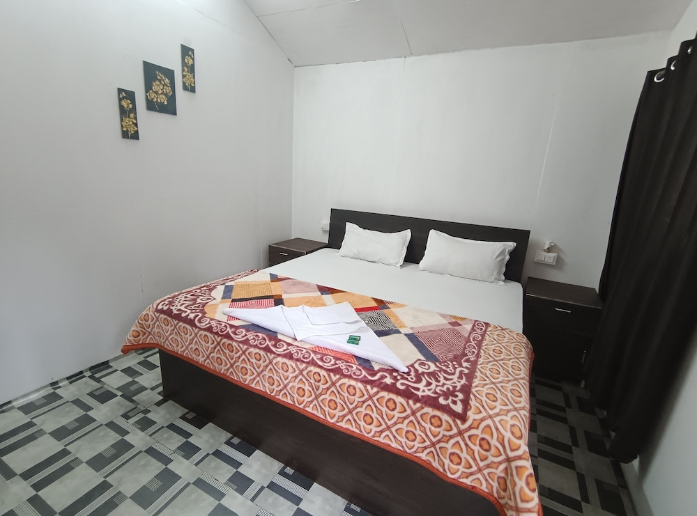 Deluxe Room Non AC photo 1