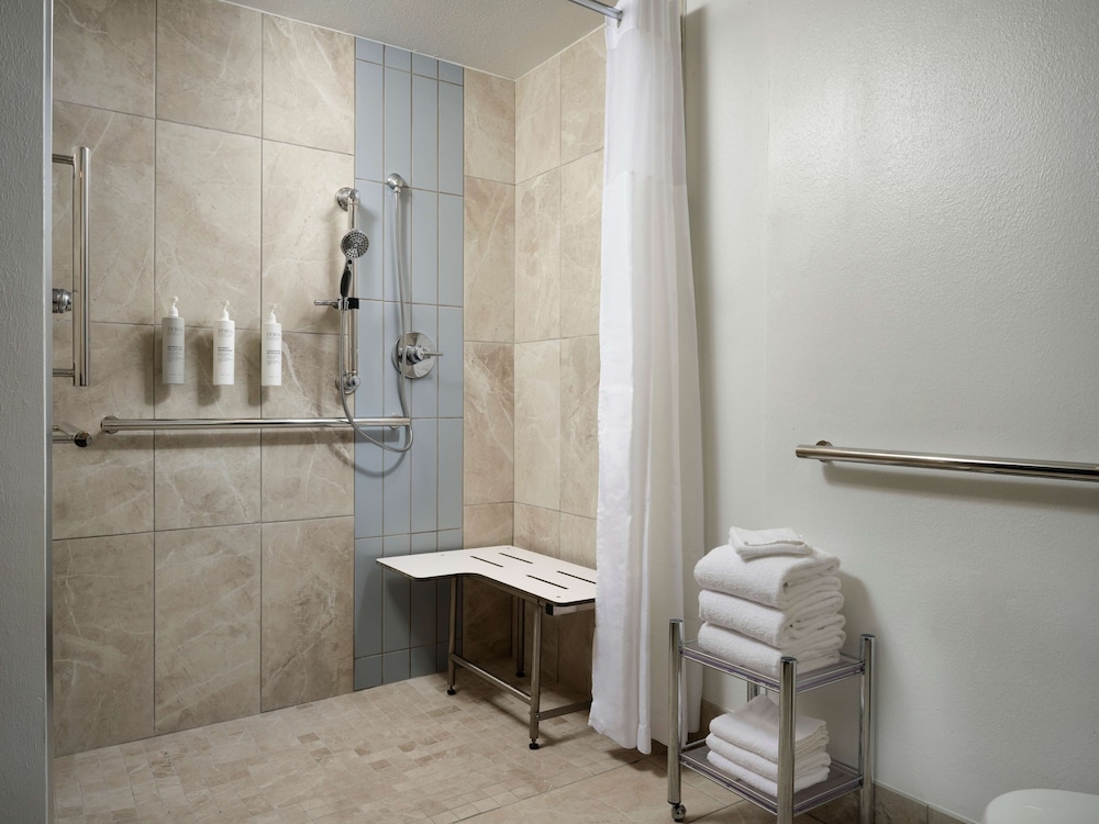 Room, 2 Queen Beds, Accessible (Roll-in Shower) - Photo 5