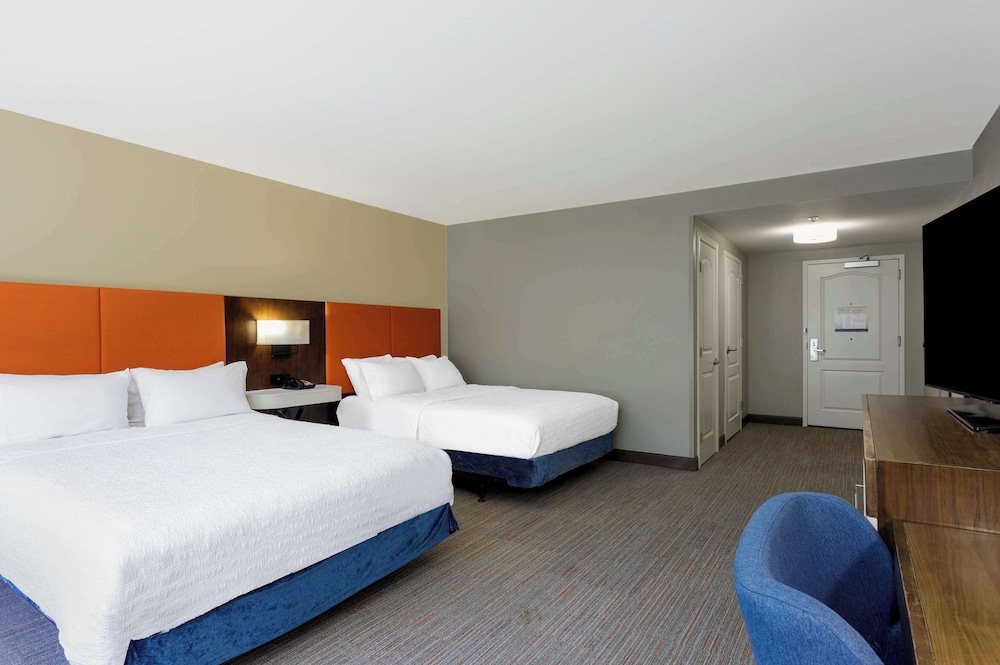 Two Queen Beds, Non-Smoking, Accessible with Bathtub - Photo 4
