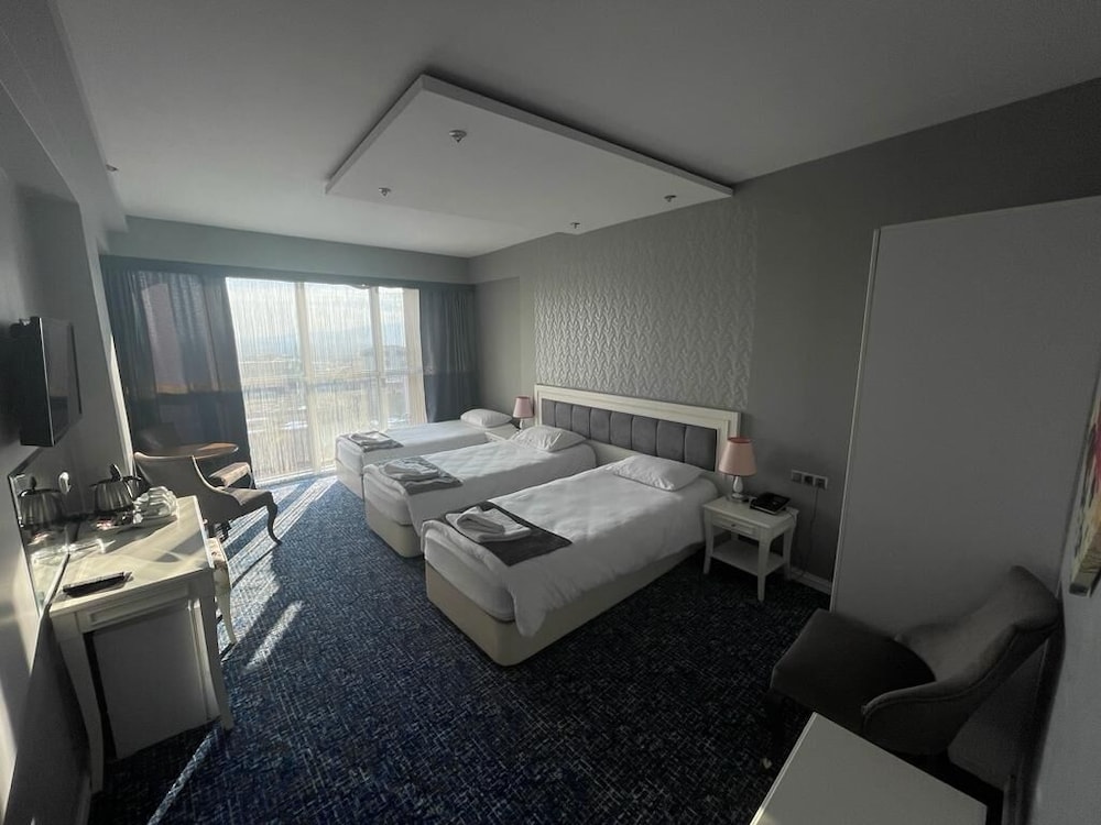 Classic Triple Room, 3 Twin Beds, Smoking, City View