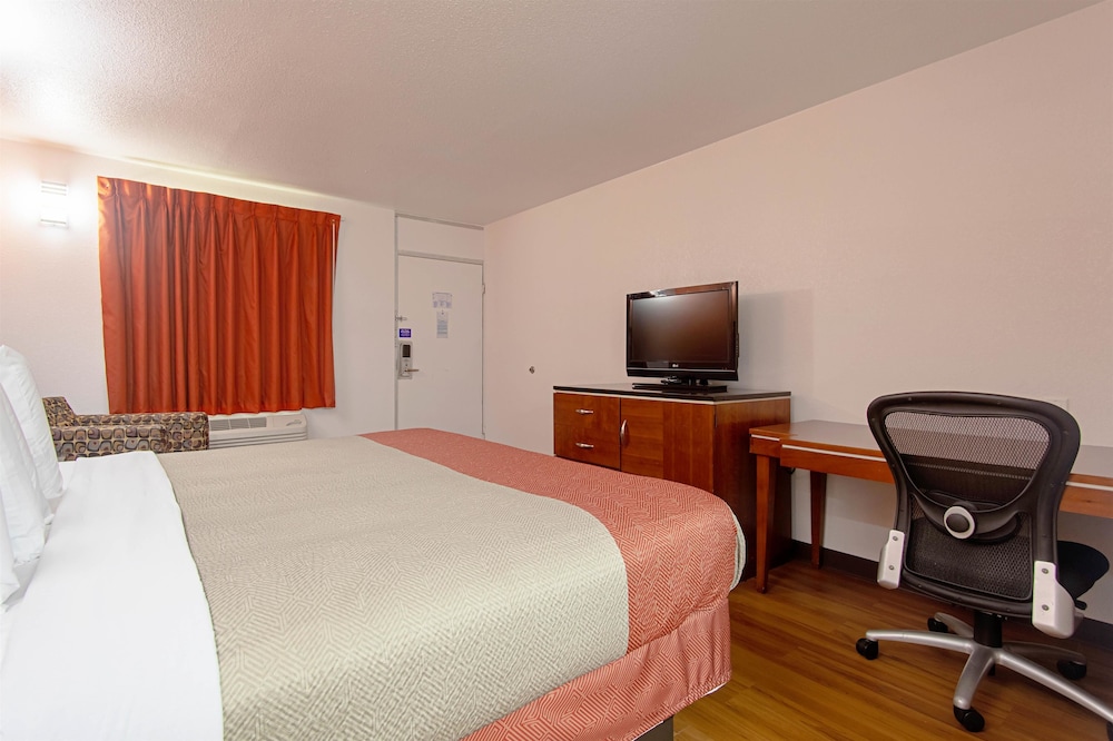 Standard Room, 1 King Bed, Non Smoking, Refrigerator & Microwave - Photo 15