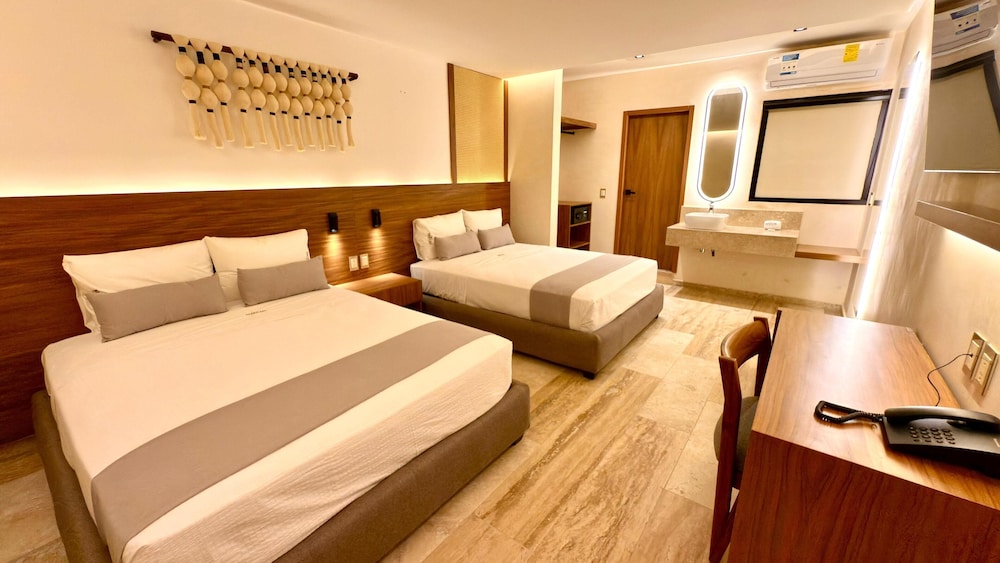 Room, 2 Queen Beds, City View photo 1