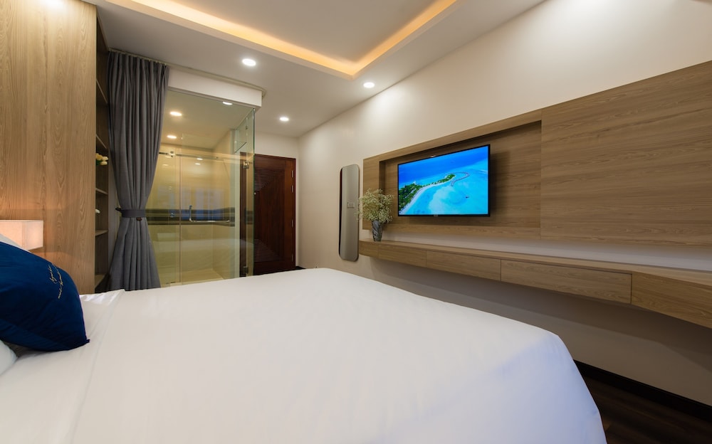 Deluxe Room, 1 King Bed - Photo 2