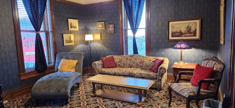Deluxe Suite, 1 Queen Bed with Sofa bed, City View photo 2