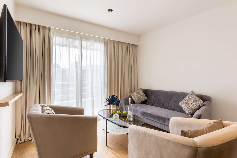 Suite, 1 King Bed with Sofa bed, Non Smoking (with Sofabed) photo 3