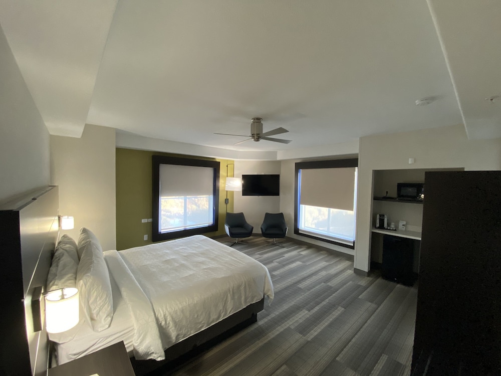 Suite, 1 Bedroom, Lake View, Corner - Photo 5