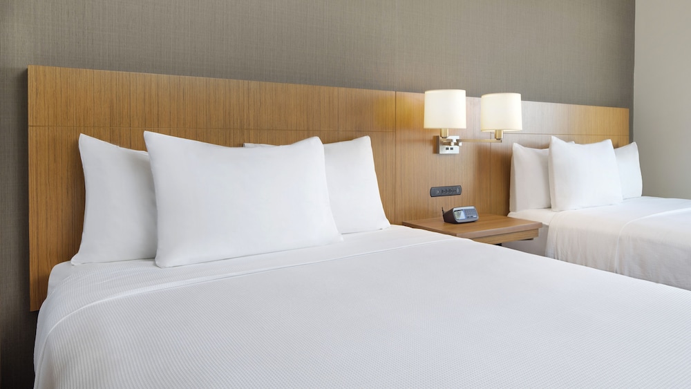 Room, Accessible, Bathtub (2 Queenbed & 1 Sofabed) photo 2