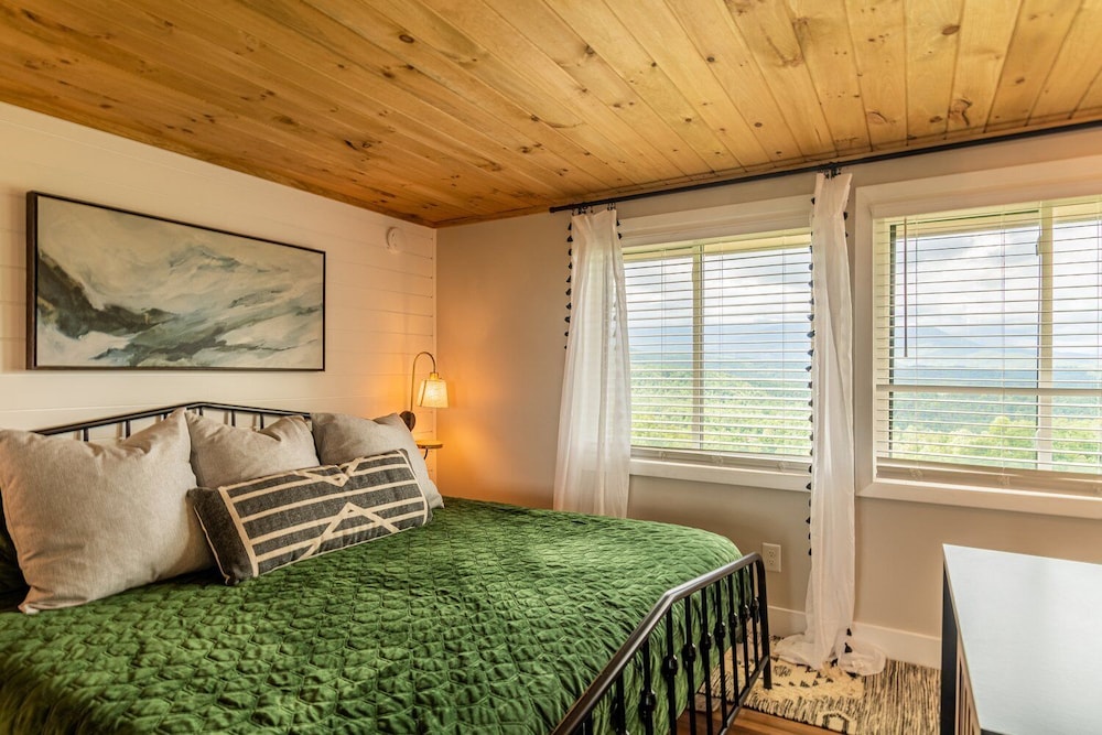 Smoky Sunrise Getaway | Mountain Views Indoor Pool Access Full Kitchen photo 3