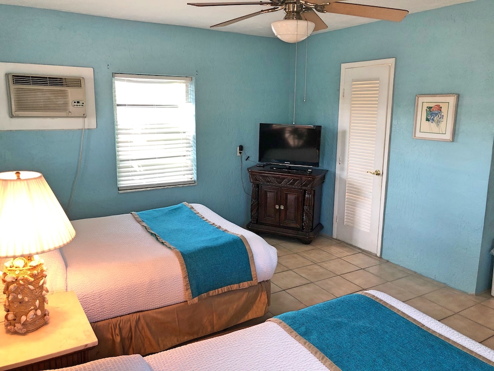 Cottage, 2 Queen Beds, Refrigerator & Microwave photo 1