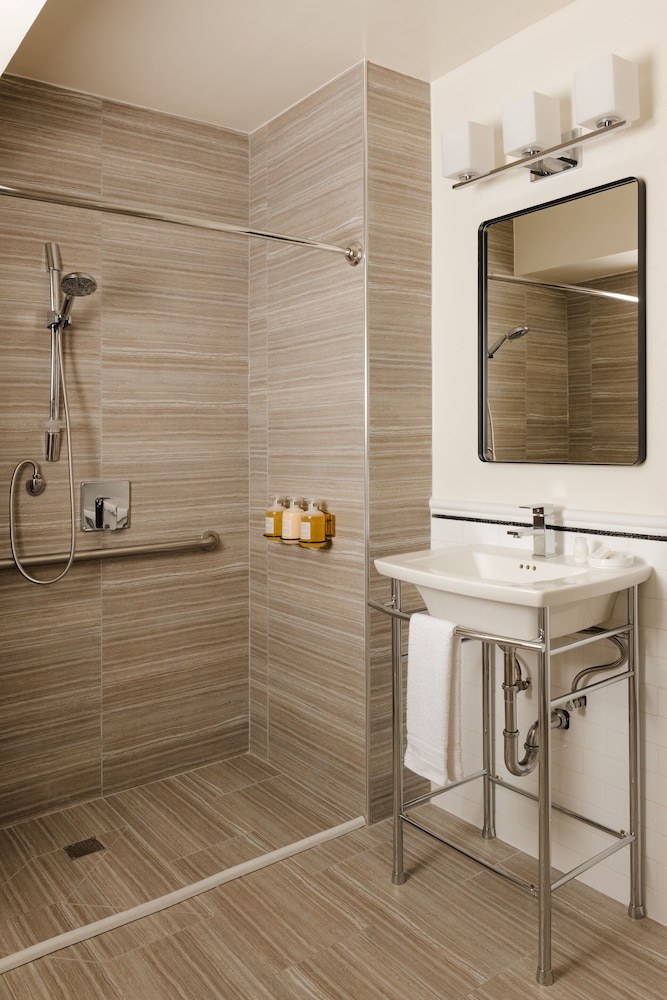 Deluxe Room, 1 Queen Bed, Accessible Bathtub - Photo 11
