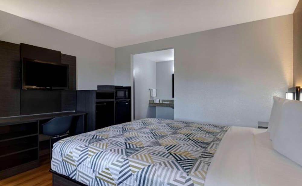 Deluxe Room, 1 King Bed, Accessible, Smoking photo 2