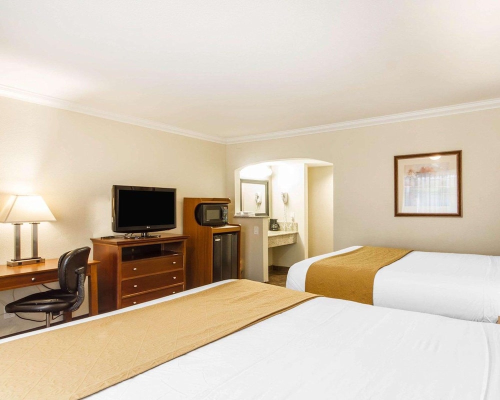 Standard Room, 2 Queen Beds, Non Smoking - Photo 4