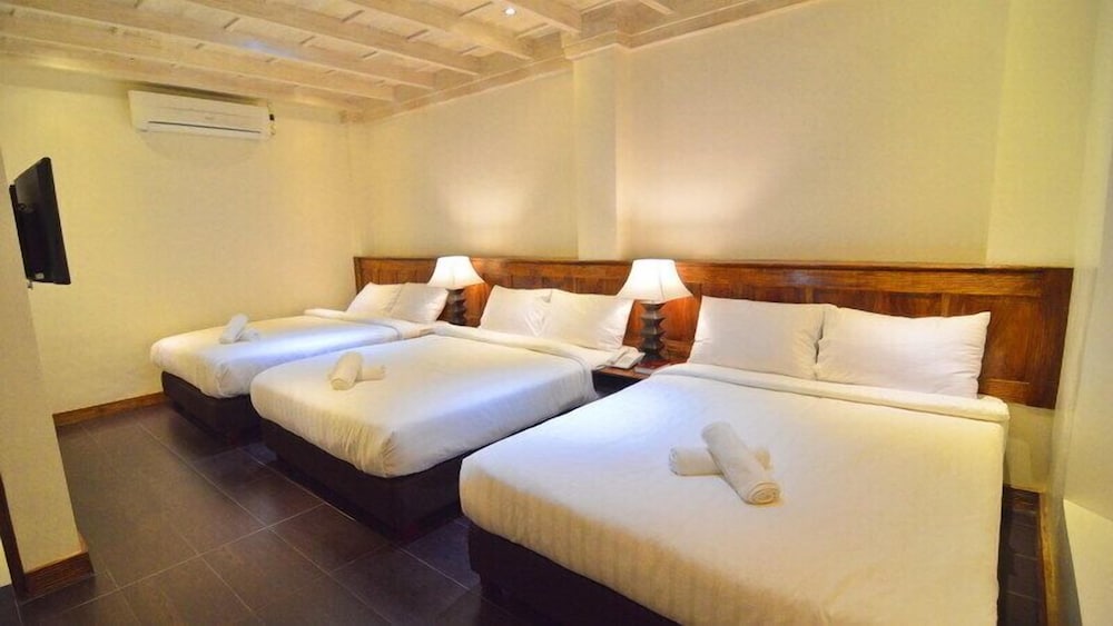 Family Room (3 Queen Beds)