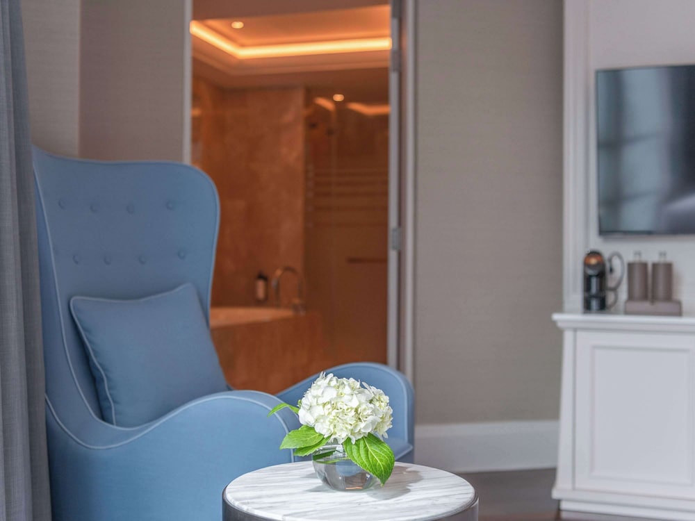 OPERA SUITE, 1 King Size Bed, Spacious Living Room, Club Millésime Access