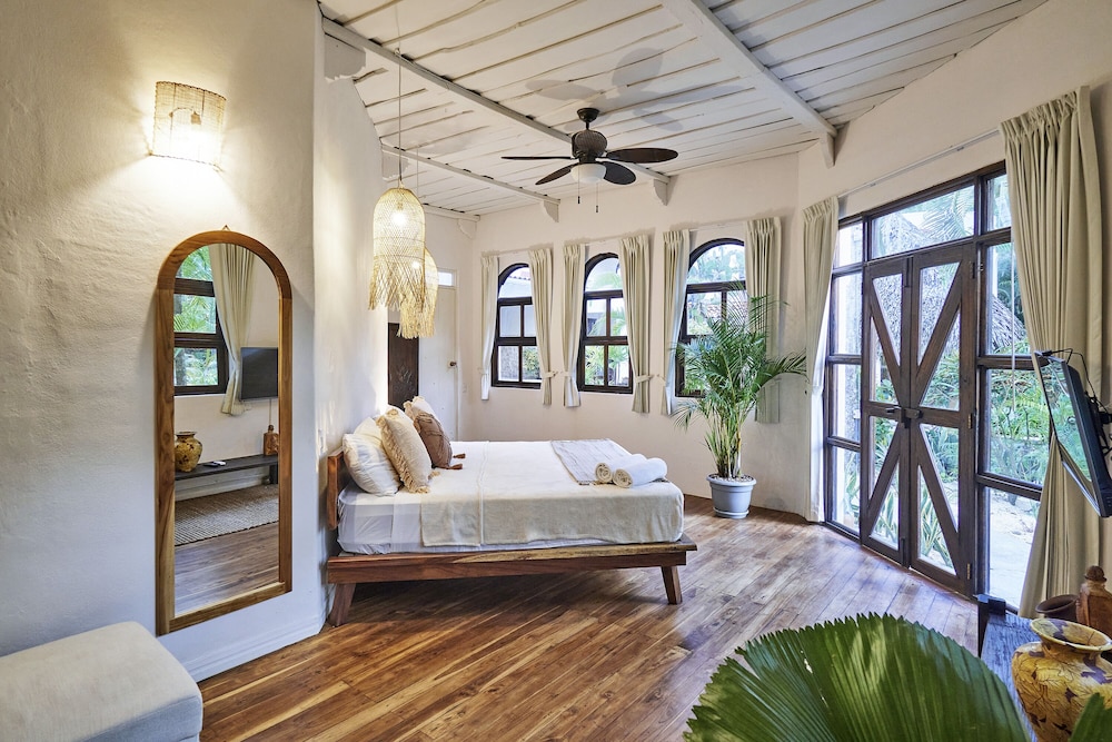Premium Studio Suite, 1 King Bed with Sofa bed, Non Smoking, Ocean View photo 1